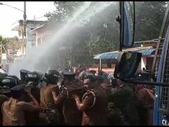 Ranil Wickremesinghe: இலங்கை அதிபர் ரணில் விக்ரமசிங்கேவை முற்றுகையிட முயன்ற தமிழ் மக்கள்..தண்ணீரை பீய்ச்சி அடித்து கலைப்பு