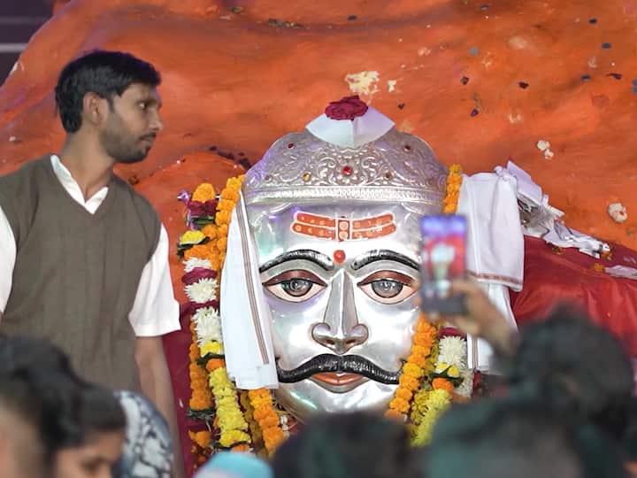 येथे हजारो भाविकांची गर्दी उसळत आहे. (सौजन्य : फोटोमित्रा स्टुडिओ)