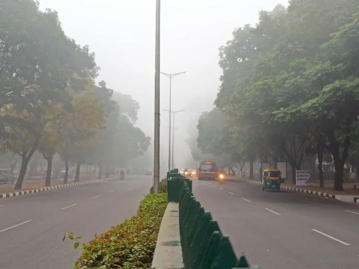 Chandigarh Weather News: चंडीगढ़ समेत पंजाब और हरियाणा में घना कोहरा छाए रहने का एलर्ट जारी किया गया है. अगले दो-तीन दिनों में ठंड और बढ़ सकती है.