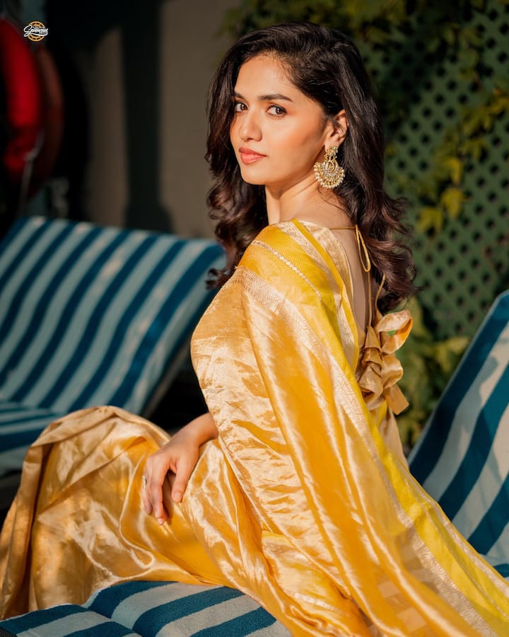 విశాల్ సినిమా లాఠీలో ఇల్లాలిగా అందంగా మెరిసింది సునయన. -Image credit: sunaina/Instagram