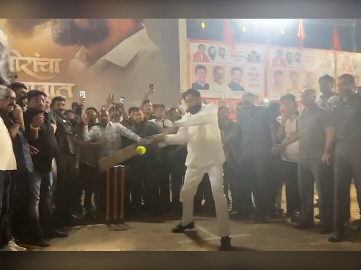 मुख्यमंत्री एकनाथ शिंदेंनी क्रिकेटच्या मैदानात जोरदार बॅटिंग केली.