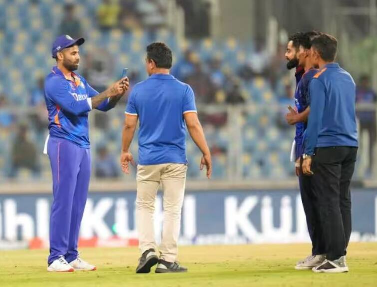 IND vs SL: Virat Kohli fan breach security and enter into ground suryakumar clicks moment in phone IND vs SL: વિરાટ કોહલીને મળવા મેદાનમાં ઘૂસ્યો ફેન, જાણો સૂર્યકુમારે શું કરીને જીતી લીધું દિલ