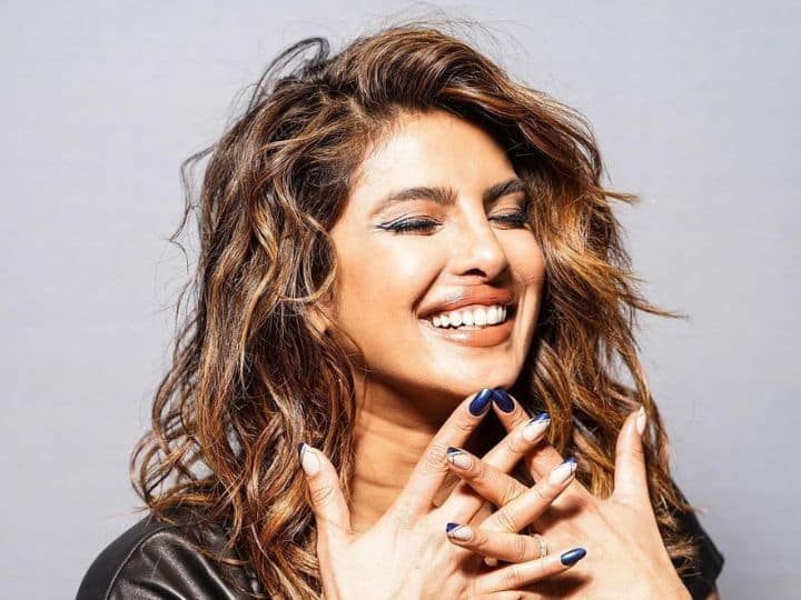 Priyanka Chopra Latest Pics: फेमस एक्ट्रेस प्रियंका चोपड़ा किसी अलग पहचान की मोहताज नहीं हैं. इस बीच प्रियंका चोपड़ा की लेटेस्ट तस्वीरें सामने आई हैं, जिनमें वह बला की खूबसूरत लग रही हैं.