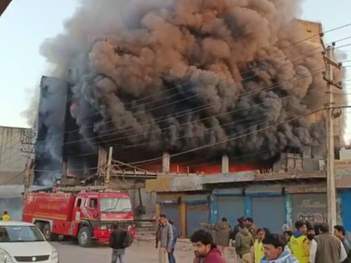 delhi news, fire broke out in a building in mundka delhi ANN Delhi News: मुंडका की उसी इमारत में फिर लगी आग जिसमें 27 की हो गई थी मौत, मौके पर फायर ब्रिगेड मौजूद