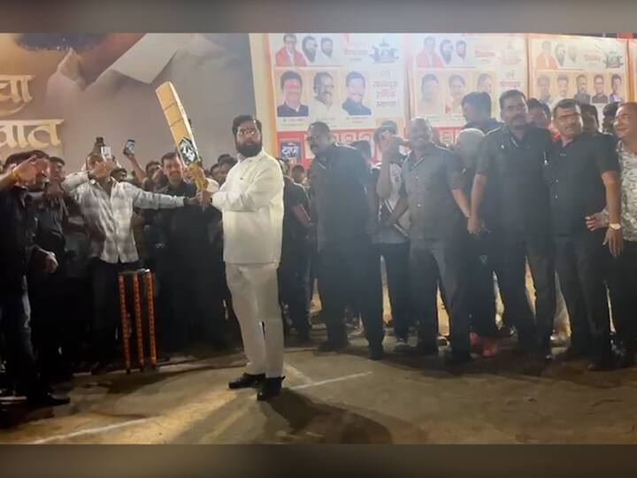 बाळासाहेबांची शिवसेना पक्षाच्या वतीनं 'धर्मवीर आनंद दिघे साहेब चषक 2023' क्रिकेट स्पर्धेचं शिंदे यांच्या हस्ते उद्घाटनही करण्यात आलं.