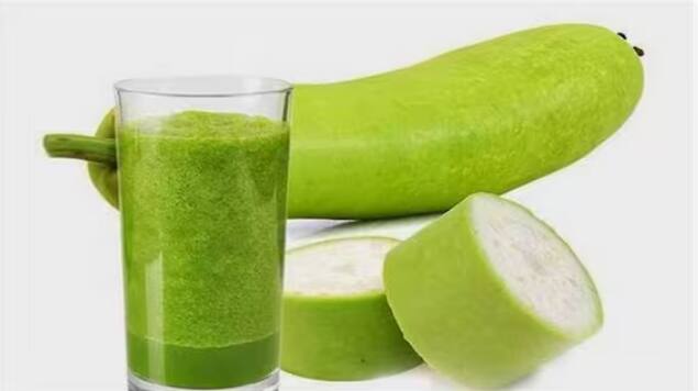 ਗਲੋਇੰਗ ਸਕਿਨ ਲਈ ਤੁਸੀਂ ਲੋਕੀ ਦਾ ਡਿਟੌਕਸ ਡਰਿੰਕ ਵੀ ਪੀ ਸਕਦੇ ਹੋ। ਲੋਕੀ ਵਿੱਚ ਪ੍ਰਚੁਰ ਮਾਤਰਾ ਵਿੱਚ ਪਾਣੀ ਹੁੰਦਾ ਹੈ ਜੋ ਤੁਹਾਡੀ ਸਕਿਨ ਵਿਚ ਨਮੀ ਬਣਾ ਕੇ ਰੱਖਦਾ ਹੈ। ਇਹ  ਸਕਿਨ ‘ਤੇ ਝੁਰੜੀਆਂ ਆਉਣ ਤੋਂ ਰੋਕਦਾ ਹੈ।