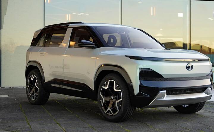 Tata Sierra EV: ટાટા મોટર્સે આ મોટર-શોમાં તેના બીજા કોન્સેપ્ટ તરીકે Sierra EVનું નવું વર્ઝન રજૂ કર્યું છે. અગાઉના કોન્સેપ્ટની સરખામણીમાં તેને પાંચ દરવાજા આપવામાં આવ્યા છે, આ સિવાય મોટી ગ્લોસ રૂફ આ SUVને વધુ આકર્ષક બનાવે છે. ટાટા સિએરાના વારસાને આગળ વધારતા, તેને એક ગ્લોસ વિસ્તાર આપવામાં આવ્યો છે. જે બંને બાજુઓ અને છતને મોટા પ્રમાણમાં આવરી લે છે.