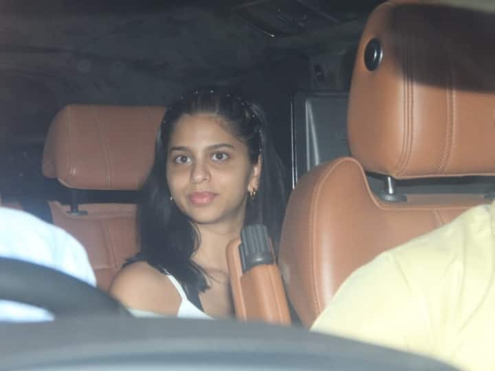 Suhana Khan Pics: संडे को शाहरुख खान की बेटी सुहाना खान मुंबई के बांद्रा में स्पॉट की गई थीं. इस दौरान सुहाना नो मेकअप लुक में थी. वहीं फैंस उनकी सादगी पर फिदा हो रहे हैं.