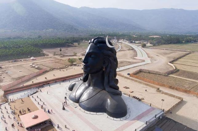 Adiyogi Statue Karnataka : कर्नाटकातील नंदी टेकडीच्या पायथ्याशी आदियोगी शंकराच्या 112 फूट उंच मूर्तीचे अनावरण करण्यात आले. ही मूर्ती तामिळनाडू येथील शिवमूर्तीची प्रतिकृती आहे.