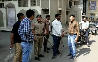 CRIME NEWS: સુરતમાં પતંગ ચગાવવા બાબતે બે જૂથ વચ્ચે પથ્થરમારો,  19 લોકોની ધરપકડ, અનેક વાહનોને નુકસાન