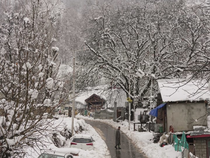 Snowfall in India : देशात पुन्हा एकदा थंडीची लाट आली आहे. पर्वतीय भागात जोरदार बर्फवृष्टी सुरू आहे. त्यामुळे थंडीमध्ये वाढ झाली आहे.