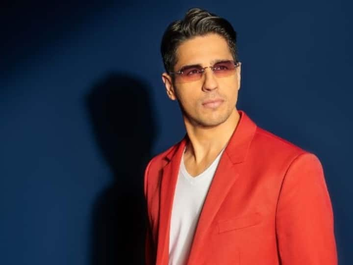 Sidharth Malhotra B’day: सिद्धार्थ मल्होत्रा आज  38वां बर्थडे सेलिब्रेट कर रहे हैं. फिल्म 'स्टूडेंट ऑफ़ द ईयर' से डेब्यू करने वाले सिद्धार्थ ने अपनी दमदार एक्टिंग से दर्शकों के दिलों में जगह बनाई है.