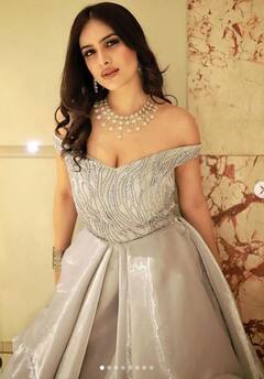 Neha Malik: ਡੀਪਨੇਕ ਡਰੈੱਸ ਪਾ ਕੇ 'ਨੇਹਾ ਮਲਿਕ' ਨੇ ਪ੍ਰਸ਼ੰਸਕਾਂ ਦੇ ਦਿਲਾਂ 'ਤੇ ਚਲਾਏ ਛੁਰੇ, ਪੋਜ਼ ਦੇਖ ਕੇ ਰਹਿ ਜਾਓਗੇ ਹੈਰਾਨ