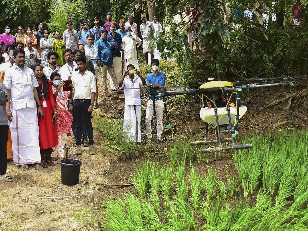 Kisan Pushkar Scheme: 150 farmers drone application gets nod eyes 5000 drone application before 31st March Kisan Pushkar Scheme: 150 કૃષિ ડ્રોન એપ્લિકેશંસને મળી લોન, 31 માર્ચ પહેલા 5000 ડ્રોન વેચવાનું લક્ષ્ય