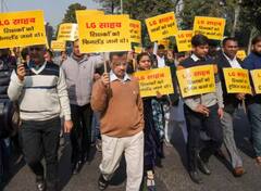 'ਆਪ' ਵਿਧਾਇਕਾਂ ਨੇ ਮੁੱਖ ਮੰਤਰੀ ਕੇਜਰੀਵਾਲ ਨਾਲ ਦਿੱਲੀ 'ਚ LG ਦੀ ਰਿਹਾਇਸ਼ ਤੱਕ ਕੀਤਾ ਮਾਰਚ , ਵੇਖੋ ਤਸਵੀਰਾਂ