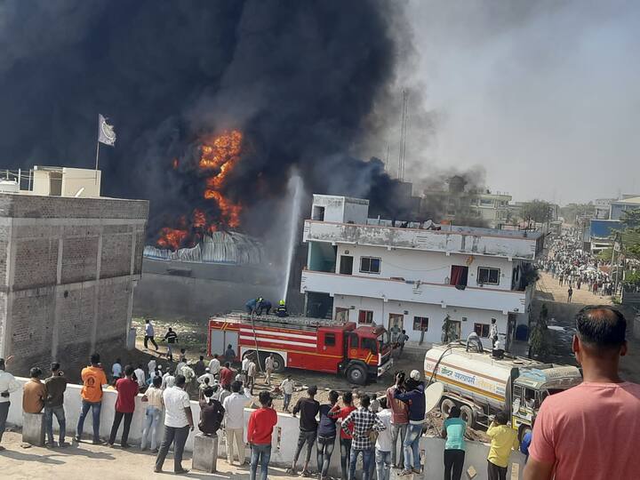 तर घटनास्थळी अग्निशमन दलाचे बंब दाखल झाले असून, आगीवर नियंत्रण मिळवण्याचे प्रयत्न सुरु आहे.