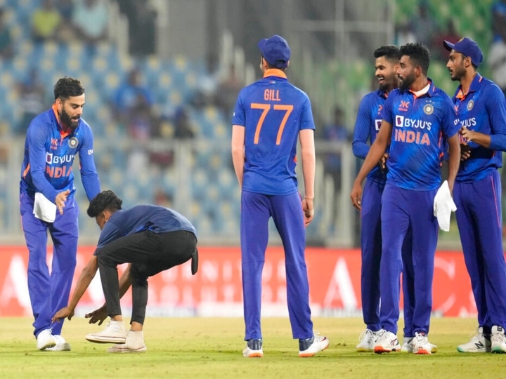 IND vs SL: விறுட்டென்று உள்ளே வந்த விராட் ரசிகர்...! பட்டென்று காலில் விழுந்ததால் பதறிய கோலி..! போட்டோ எடுத்து ரசிகர்களை குஷியாக்கிய சூர்யா!