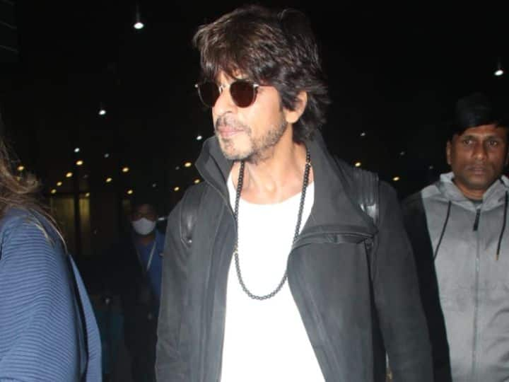 Shah Rukh Khan Airport Look: सुपरस्टार शाहरुख खान 'पठान' फिल्म के प्रमोशन के बाद दुबई से वापस लौट आए हैं. इस दौरान किंग खान को एयरपोर्ट पर स्पॉट किया गया है.