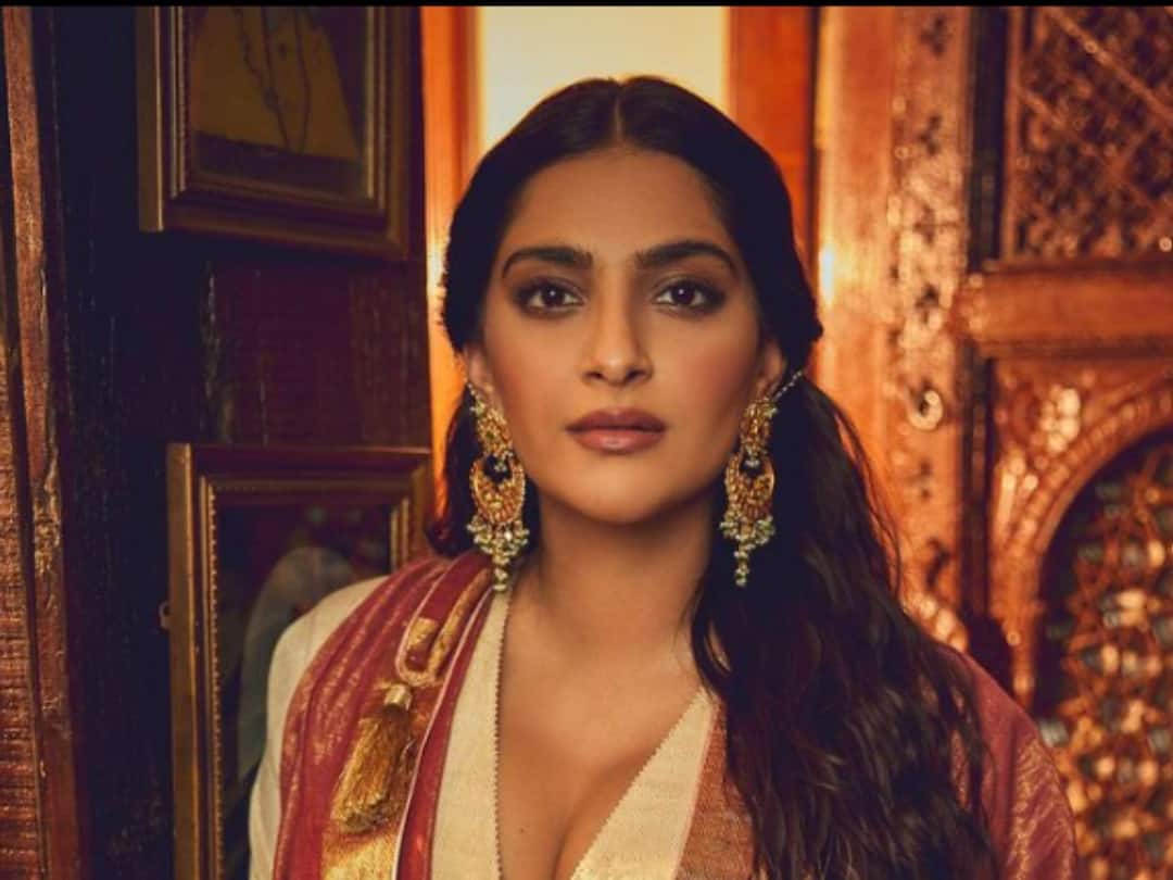 Sonam Kapoor On Mumbai Traffic: 'मुंबईमध्ये गाडी चालवणे त्रासदायक'; सोनमचं ट्वीट, नेटकऱ्यांनी केलं ट्रोल, म्हणाले, 'पापा की परी...' sonam kapoor calls mumbai traffic tortuous see netizens reactions Sonam Kapoor On Mumbai Traffic: 'मुंबईमध्ये गाडी चालवणे त्रासदायक'; सोनमचं ट्वीट, नेटकऱ्यांनी केलं ट्रोल, म्हणाले, 'पापा की परी...'