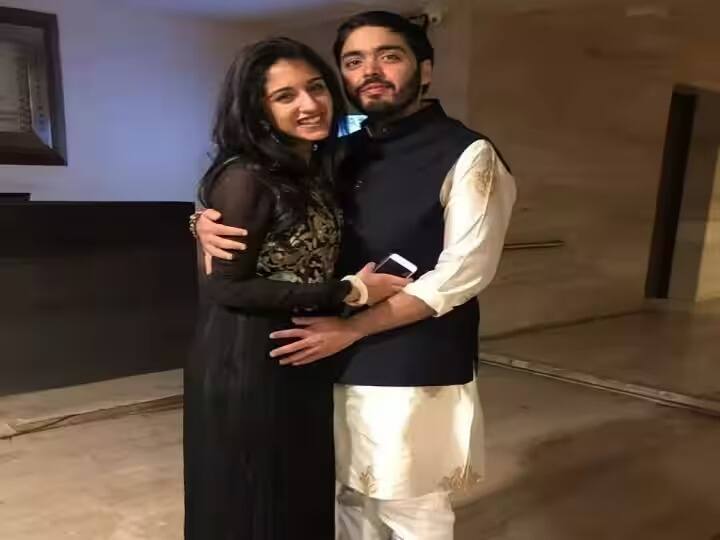 Radhika Merchant: দেশের প্রবীণ ব্যবসায়ী মুকেশ অম্বানির ছোট ছেলে অনন্ত অম্বানি সম্প্রতি রাধিকা মার্চেন্টের সঙ্গে বাগদান করেছেন। অম্বানি পরিবারের ছোটবউ রাধিকা মার্চেন্ট সবসময়ই খবরের শিরোনামে থাকেন ।