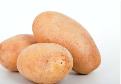Potato milk: ਜੇਕਰ ਤੁਸੀਂ ਅਨਈਵਨ ਟੋਨ ਜਾਂ ਕਾਲੇ ਮੁਹਾਸਿਆਂ ਤੋਂ ਪਰੇਸ਼ਾਨ ਹੋ ਤਾਂ ਇੱਕ ਵਾਰ ਆਪਣੇ ਚਿਹਰੇ ਤੇ ਆਲੂ ਦੇ ਦੁੱਧ ਦੀ ਵਰਤੋਂ ਕਰਕ ਦੇਖੋ, ਇਹ ਸਕਿਨ ਦੀਆਂ ਇਨ੍ਹਾਂ ਸਮੱਸਿਆਵਾਂ ਨੂੰ ਆਸਾਨੀ ਨਾਲ ਦੂਰ ਕਰ ਸਕਦਾ ਹੈ।