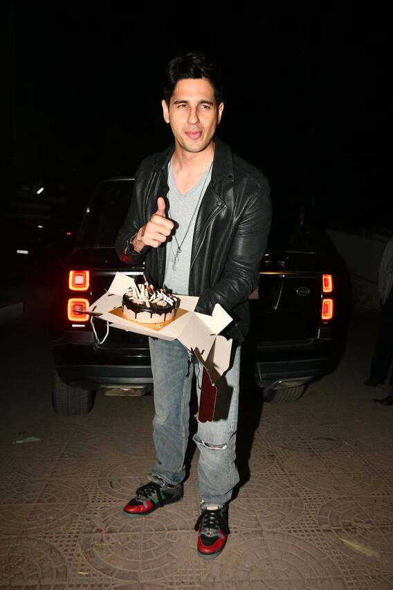 মিডিয়ার সঙ্গে কেক কাটলেন সিদ্ধার্থ