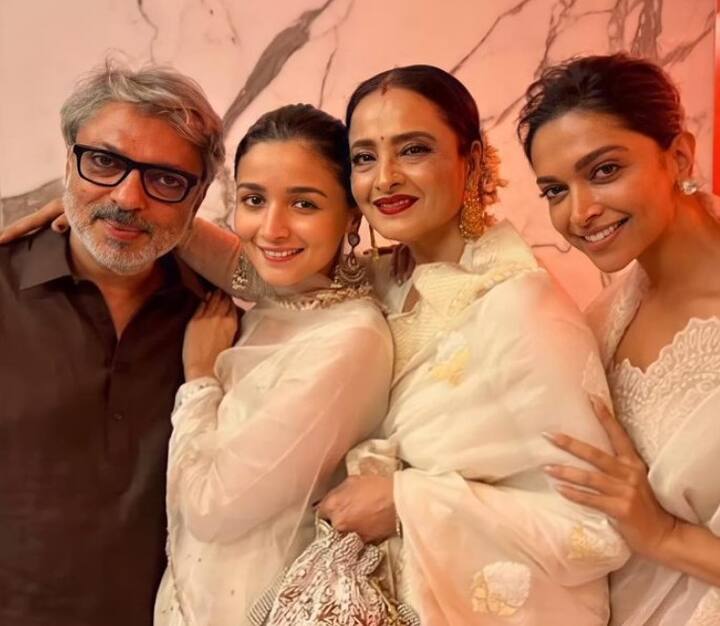 रेखा से यह सवाल कई इंटरव्यूज में एक बार नहीं बार-बार किया गया कि वह किसके नाम का सिंदूर लगाती हैं लेकिन उन्होंने इस बारे में कभी कोई बात नहीं की. एक इंटरव्यू में उन्होंने सिर्फ इतना कहा था-मैं जिस शहर से आती हूं, वहां सिंदूर लगाना एक फैशन है. मुझे लगता है कि सिंदूर मुझे सूट करता है. (इंस्टाग्राम/legendaryrekha)