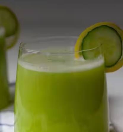 ਖੀਰੇ ਵਿਚ ਜੀਰਾ ਪਾਊਡਰ ਅਤੇ ਇਕ ਚੁਟਕੀ ਕਾਲਾ ਨਮਕ ਮਿਲਾ ਕੇ ਡੀਟੌਕਸ ਡਰਿੰਕ ਤਿਆਰ ਕਰੋ, ਰੋਜ਼ਾਨਾ ਇਸ ਦਾ ਸੇਵਨ ਕਰੋ। ਇਸ ਦੀ ਵਰਤੋਂ ਨਾਲ ਸਕਿਨ ਹਾਈਡ੍ਰੇਟ ਰਹਿੰਦੀ ਹੈ, ਇਸ ਨਾਲ ਸਕਿਨ 'ਤੇ ਤਾਜ਼ਗੀ ਆਉਂਦੀ ਹੈ।