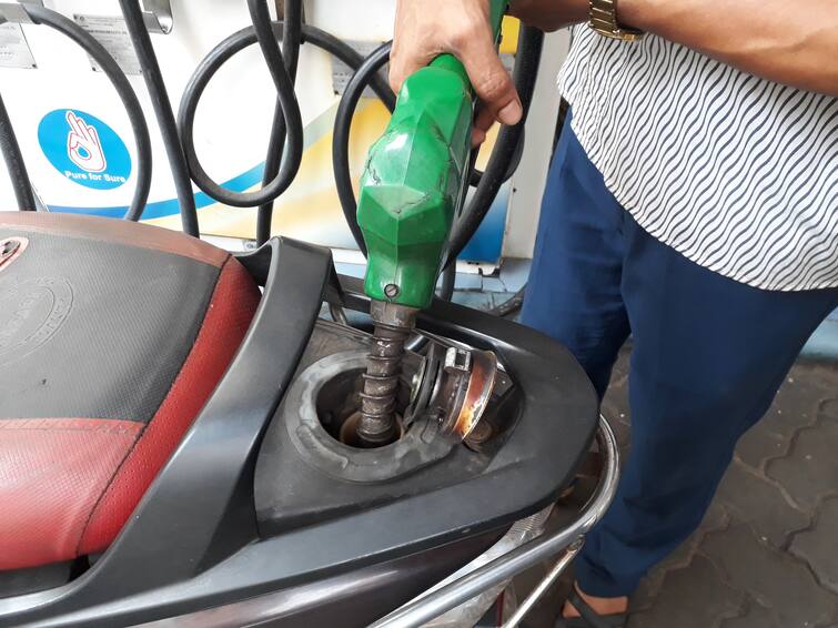 Petrol Diesel Price 16 January 2023 petrol diesel price today are not change in four metro cities of india but this city has seen surge Petrol Diesel Price: देशात आज इंधन दर वाढले की, कमी झाले? Latest किमती, जाणून घ्या