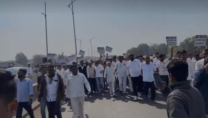नाशिक जिल्हा बँकेच्या वसुलीविरोधात शेतकऱ्यांनी आंदोलन पुकारले होते. गेल्या महिनापूर्वीच याबाबत आवाहन देण्यात आले होते. त्यानुसार आज जिल्ह्यातील सर्व तालुक्यातील शेतकऱ्यांनी एकत्र आज मालेगाव ईदगाह मैदानावर आंदोलन छेडण्यात आले होते.