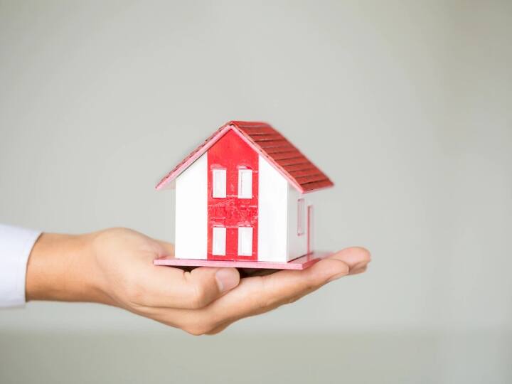 अगर आप इन बैंकों से 1 लाख रुपये का लोन लेते हैं तो अलग-अलग टेन्योर के लिए ईएमआई भी अलग-अलग होगी. अगर होम लोन पर 8 प्रतिशत ब्याज है तो 10 साल के लिए मंथली ईएमआई 1,213 रुपये, 9 फीसदी ब्याज पर 1,267 रुपये, 10 फीसदी ब्याज पर मंथली किस्त 1,322 रुपये होगी.