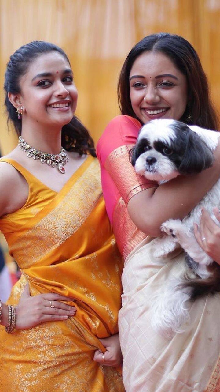 நடிகை கீர்த்தி சுரேஷ் தனது குடும்பத்தினருடன் பொங்கல் வைத்தார்