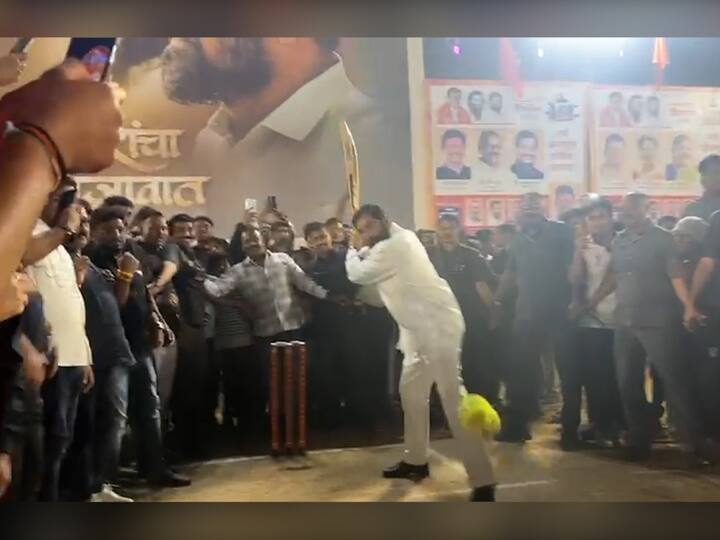 बाळासाहेबांची शिवसेना पक्षाच्या वतीनं आयोजित करण्यात आलेल्या चषक स्पर्धेला मुख्यमंत्री उपस्थित होते.