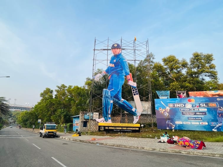 IND vs SL, 3rd ODI: Fans Put Up Massive MS Dhoni Cut-Out Outside Greenfield Stadium In Thiruvananthapuram MS Dhoni: தோனி என்ற கிரிக்கெட்டின் ஞானி.. 50 அடியில் மிகப்பெரிய கட் அவுட்.. மிரட்டிய கேரள ரசிகர்கள்..!