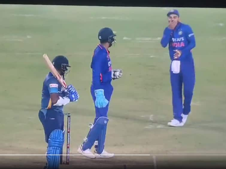 IND vs SL, 3rd ODI:  Virat Kohli's Priceless Reaction To Shreyas Iyer's Spinning Delivery  against Sri Lanka IND vs SL, 3rd ODI: அபாரமாக பந்து வீசிய ஸ்ரேயஸ்; சர்ப்ரைஸ் ஆன விராட் கோலி..! வைரலாகும் வீடியோ..!