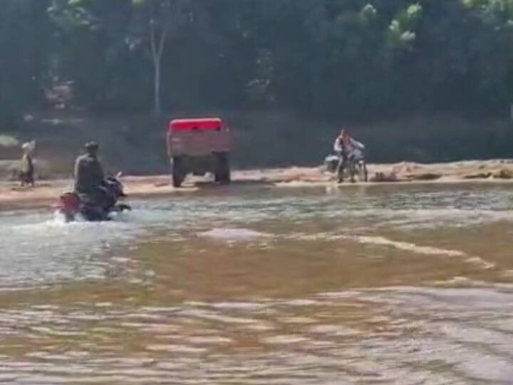 Surguja Bridge News: ठेकेदार की लापरवाही से 7 साल बाद भी नहीं बना पुल, 50 किलोमीटर सफर कर जिला मुख्यालय पहुंचते है ग्रामीण Surguja Bridge not built 7 years villagers district headquarter traveling 50 kilometers Surguja Bridge News: ठेकेदार की लापरवाही से 7 साल बाद भी नहीं बना पुल, 50 किलोमीटर सफर कर जिला मुख्यालय पहुंचते है ग्रामीण