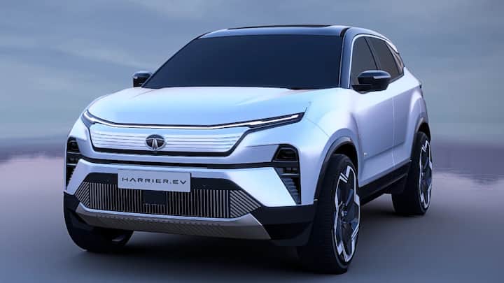 Tata Harrier EV: ટાટા મોટર્સ તેના ઈલેક્ટ્રિક વ્હીકલ પોર્ટફોલિયો પર ખૂબ જ ધ્યાન કેન્દ્રિત કરે છે. કંપનીએ આ મોટર શોમાં તેની હાલની SUV Harrierનું નવું ઇલેક્ટ્રિક વર્ઝન રજૂ કર્યું છે. તેની બેટરીની ક્ષમતા લગભગ 60 kWh હશે અને એવો દાવો કરવામાં આવી રહ્યો છે કે આ SUV લગભગ 400 થી 450 કિમીની ડ્રાઇવિંગ રેન્જ આપશે.