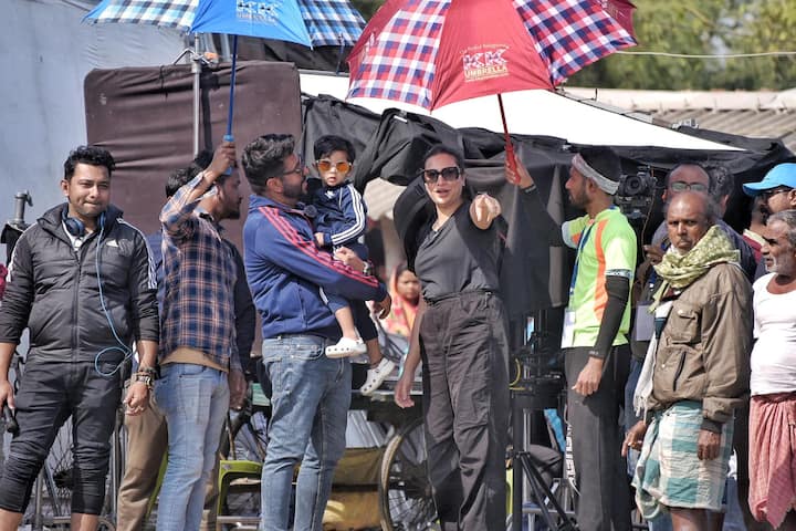 রুপোলি পর্দার সঙ্গে যার অঙ্গাঙ্গীভাবে যোগ, সে ছোট থেকেই যে শ্যুটিং সেটে হাজির হবে, এ আর এমন কি। আর রাজের সদ্য শেয়ার করে নেওয়া ছবিতেও দেখা গেল ইউভানকে। রোদচশমা পরে বাবার কোলে চড়ে শ্যুটিংয়ের তদারকি করছে ইউভান।