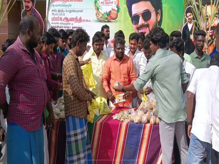 kanchipuram vijay makkal iyakkam celberate pongal at theatre TNN திரையரங்கில் பொங்கல் தொகுப்பு...! வாரிசை கொண்டாடும் விஜய் ரசிகர்கள்..!