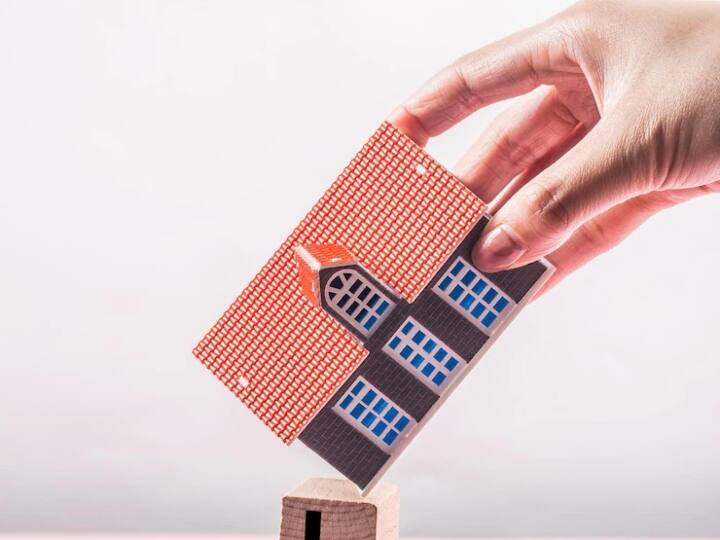 इसी तरह 15 साल के टेन्योर पर 8, 9 और 10 प्रतिशत ब्याज पर क्रमश: 956 रुपये, 1014 रुपये और 1075 रुपये मंथली ईएमआई भरना होगा.