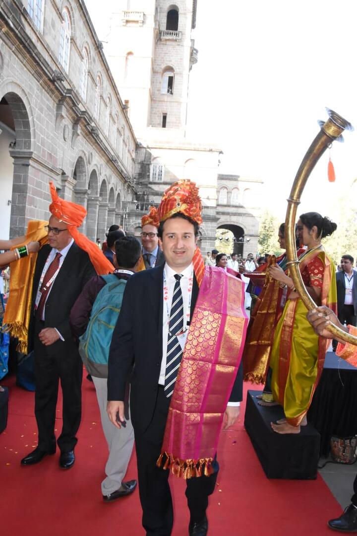 Pune G-20 News: सावित्रीबाई फुले पुणे विद्यापीठ परिसरातील छत्रपती शिवाजी महाराज उद्यानामध्ये जी-20 राष्ट्रांच्या परिषदेच्या निमित्ताने पुण्यात आलेल्या विविध देशांच्या प्रतिनिधींच्या हस्ते वृक्षारोपण करण्यात आले.