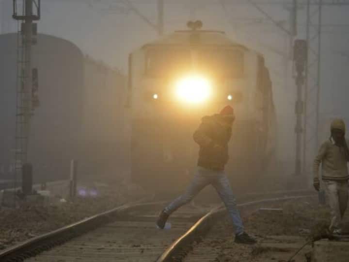 Train Cancelled Today 16th January 2023 13 trains including Rajdhani Express Delay and 300 trains cancelled Train Cancelled Today 16th January 2023: कोहरे के कारण राजधानी समेत 13 ट्रेनें 8 घंटे तक लेट, 300 के करीब गाड़ियां रद्द, देखें पूरी लिस्ट 