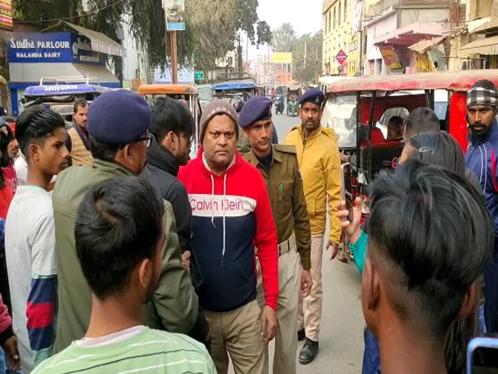 Nawada News: Uproar on The Middle Road Between Girl and Boy As Girl Allged Man With Molestation Charges ann Nawada News: नवादा में बीच सड़क पर हंगामा, लड़की बोली- मुझे थप्पड़ मारा, छेड़खानी की, पुलिस आई तो नशे में मिला युवक