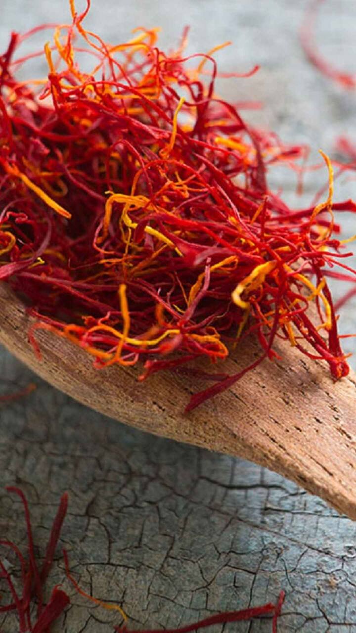 केशर पाणी प्यायल्याने पोटाचं आरोग्यही चांगले राहते.