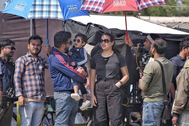 রাজের কোলে ছোট্ট ইউভানের এই ছবিগুলি দেখে ভালবাসা জানিয়েছেন নেটিজেনরা।