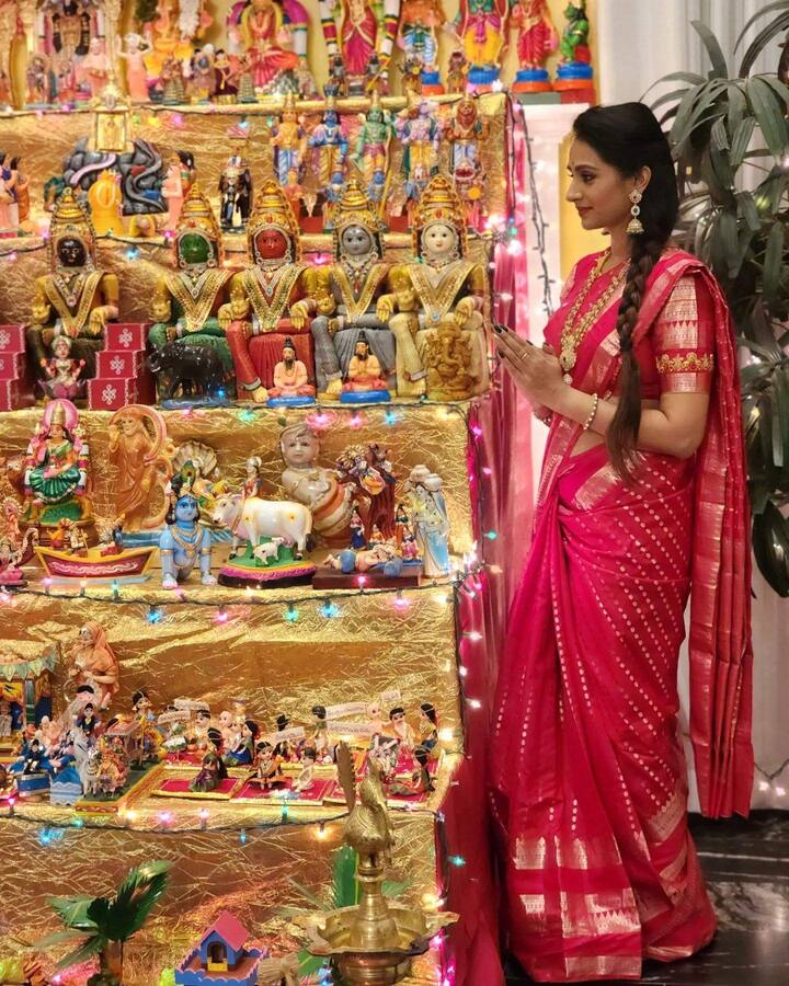 ఈ సందర్భంగా ఏర్పాటు చేసిన బొమ్మల కొలువు అందరినీ ఆకట్టుకుంటోంది. Photo Credit: Laya Gorty/Instagram