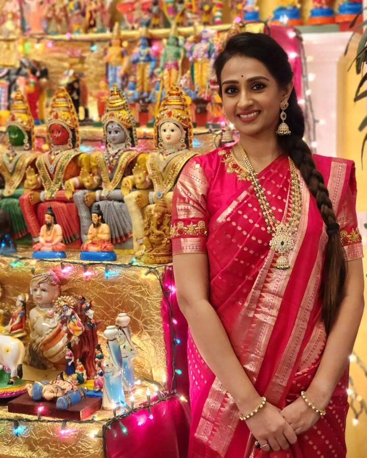 సోషల్ మీడియాలో యాక్టివ్ గా ఉంటూ ఎప్పటికప్పుడు తన ఫోటోలు, వీడియోలను షేర్ చేస్తుంది.Photo Credit: Laya Gorty/Instagram