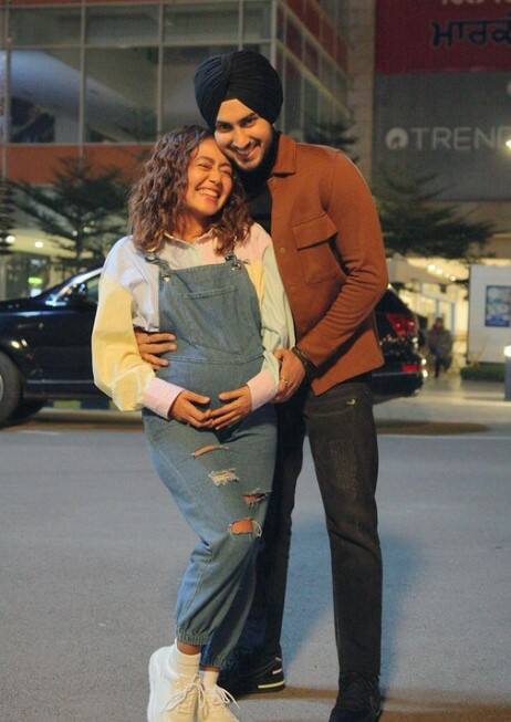 नेहा कक्कड़ ने 24 अक्टूबर 2020 को रोहनप्रीत सिंह से शादी की थी. हालांकि, केवल दो महीनों के भीतर सिंह ने अपनी बेबी बंप की तस्वीर शेयर कर सभी को हैरान कर दिया था. इसके बाद फैंस ने उन्हें बधाई देना भी शुरू कर दिया था. लेकिन बाद में यह एक प्रमोशनल स्टंट निकला और तस्वीर उनके गाने ‘ख्याल रख्या’ कर की थी. (इंस्टाग्राम/nehakakkar)