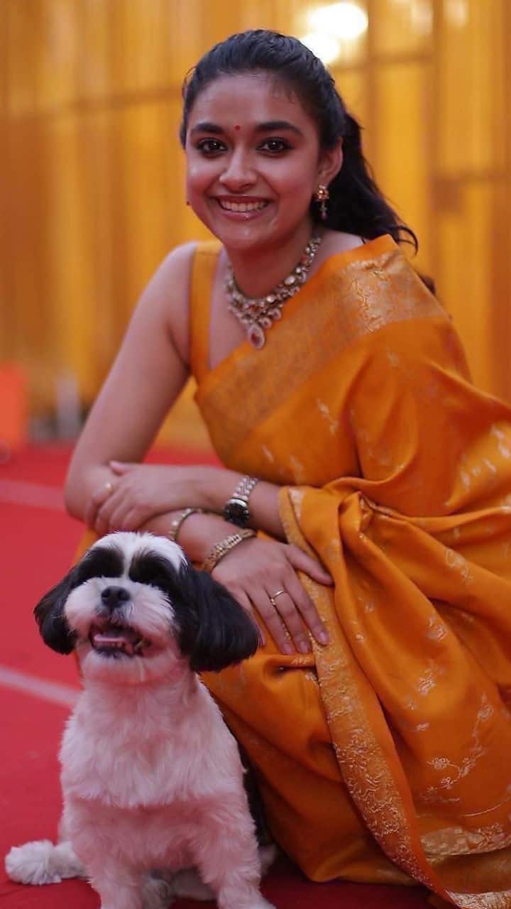 ஆரஞ்சு புடவையில் கீர்த்தி, மிட்டாய் போல இருப்பதாக ரசிகர்கள் கமெண்ட் செய்துள்ளனர்