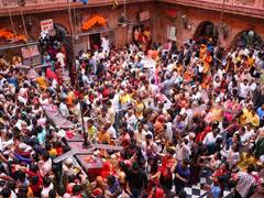 ‘मोदी जी, योगी जी हमें जहर की पुड़िया दे दीजिए’, बांके बिहारी मंदिर कॉरिडोर के विरोध में महिला ने सोशल मीडिया पर डाला वीडियो